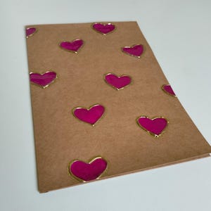 Chemise en papier kraft avec motif coeur peint à la main. Pochette pour ranger les peintures d'enfants. Pochette pour ranger les secrets de femme. Taille - A4.