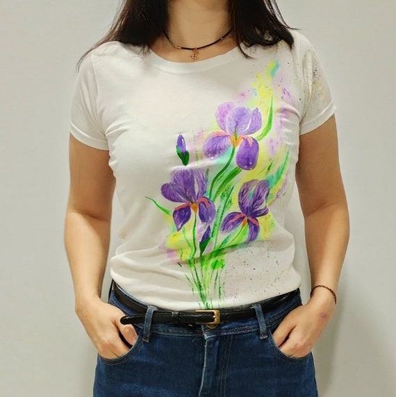 Dipinto originale su maglietta maglietta da donna dipinta a mano Iris design unico della maglietta fiori dipinti a mano sulla maglietta magliette con stampa floreale Etsy Italia