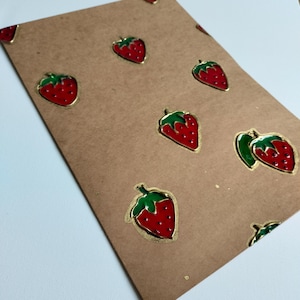 Chemise en papier kraft à motif de fraises peintes à la main. Pochette pour ranger les peintures d'enfants. Chemise pour femme, cadeau pour femme, taille - A4.
