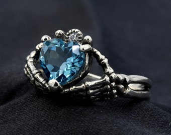 Anello gotico scuro in argento sterling, anello di fidanzamento gotico, anello di promessa gotico, anello con mano scheletrica, anello Love to Death