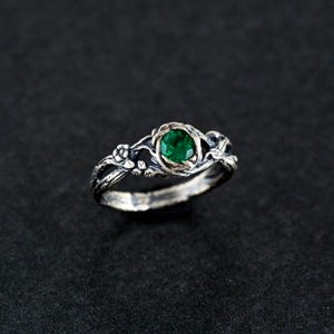 Sterling Silver Ring with Emerald and Floral Details