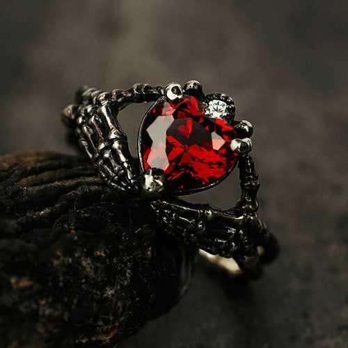 Bague gothique foncé en argent sterling avec coeur grenat en forme de main squelette, bijoux gothiques Love to Death, cadeau gothique en argent pour les amateurs de goth