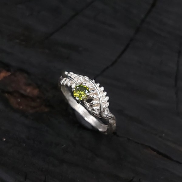 Delicate peridot ring in the shape of a branch and leaves of a fern - Ring with a flower on a branch - Wildlife ring - Unique peridot ring