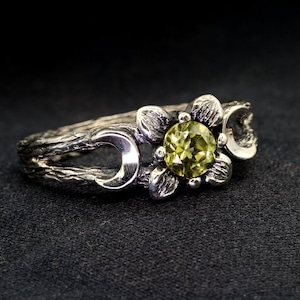Unique Silver Witch&#39;s Triple Moon Goddess Ring with Central Olivine Stone - Triple Moon Goddess Ring -Magical Garnet Engagement Ring