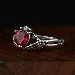 Sterlingzilver donkere gotische ring, gotische verlovingsring, Goth Promise-ring, skelethandring, Love to Death-ring