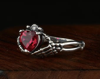 Anello gotico scuro in argento sterling, anello di fidanzamento gotico, anello di promessa gotico, anello con mano scheletrica, anello Love to Death