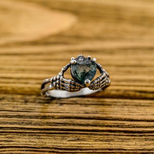 Anillo de manos de esqueleto gótico con ágata musgosa: anillo llamativo en forma de corazón de plata de ley, joyería estética oscura