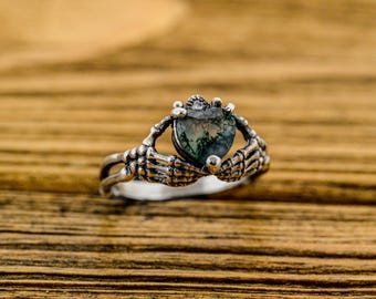 Gothic Skeleton Hands Ring with Moss Agate – Sterling Silver Heart-Shaped Statement Ring, Dark Aesthetic Jewelry