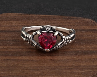 Anello gotico scuro in argento sterling, anello di fidanzamento gotico, anello di promessa gotico, anello con mano scheletrica, anello Love to Death