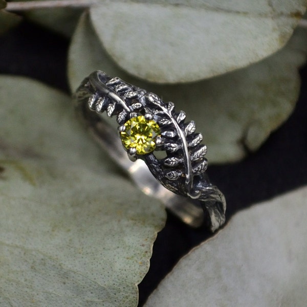 Delicate peridot ring in the shape of a branch and leaves of a fern - Ring with a flower on a branch - Wildlife ring - Unique peridot ring