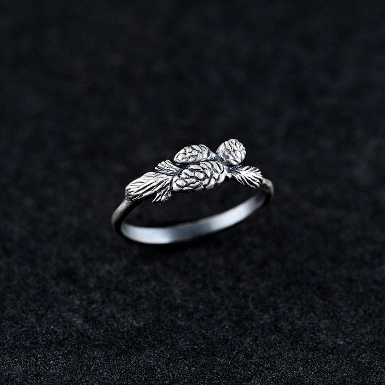 Waldgeist Ring: Oxidierter Sterling Silber Tannenzapfen - Waldland inspiriert, rustikaler Anhänger, handgemachter Schmuck Geschenk