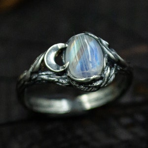 Zilveren ring met maansteen en maansikkelmotief