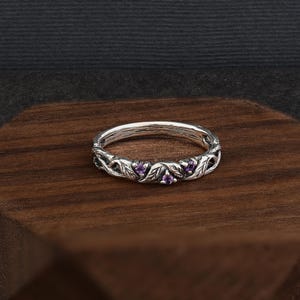 Pierścionek ze srebra próby 925 z gałązką ametystu, inspirowany naturą wzór liściastej gałązki, trzy fioletowe kamienie szlachetne, pierścionek z botanicznym motywem obietnicy, biżuteria leśna