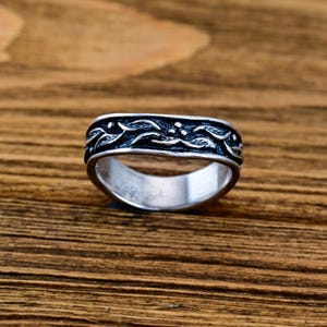 Vintage Silver Ring with Leaf Pattern - Unique Band for Men and Women