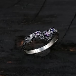 Anillo de rama único en plata de ley: diseño inspirado en la naturaleza, energía mística. Hecho a mano, pedido personalizado, acabado duradero.