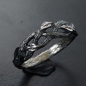 Silver Ring with Intertwined Branch and Leaf Design