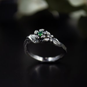 Enchanting Sterling Silver Emerald Flower Ring – Vintage Elegance for Engagements and Milestones