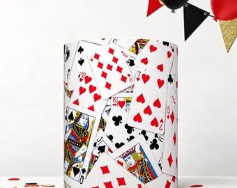 Può includere: Un paralume cilindrico caratterizzato da un collage di varie carte da gioco, tra cui cuori, quadri, fiori e picche. Il design mostra diverse figure e carte numerate in rosso, nero, blu e giallo, creando un motivo denso e sovrapposto.