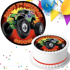 Może przedstawiać: Okrągła dekoracja na tort i udekorowany tort z motywem monster trucka. Na dekoracji i torcie widnieje napis "Happy 7th Birthday George". Monster truck jest zielony, czarny i fioletowy, z dużymi czarnymi oponami. Tło jest czerwone i żółte.