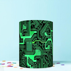 Può includere: Una tazza cilindrica con un motivo a circuito stampato nero e verde neon. Il design è composto da linee complesse, nodi e forme rettangolari che imitano l'aspetto di una scheda madre di un computer, avvolgendo l'intera superficie esterna.