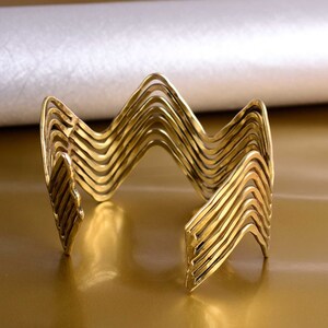 Zig Zag Bangle, Gehamerde Wave Bangle, Stapelbare Bangle, Wave Bangle, Handgemaakte Bangle, Gestructureerde Bangle, Messing Bangle, Cadeau voor haar