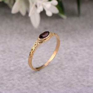 Anillo de granate natural, anillo de latón dorado, anillo vintage, regalo de bodas, piedra de nacimiento de enero, joyería hecha a mano, anillo bohemio, regalo para ella, étnico