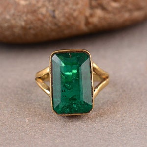 Delicado anillo vintage con esmeralda - Anillo minimalista apilable y delicado en oro - Regalo personalizado - Joyería hecha a mano - Regalo para ella