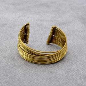 Unikt armband med flera trådar, guldfärgad handmanschett, justerbart armband, tribalarmband, mässingsarmband, bohoarmband, handgjorda smycken