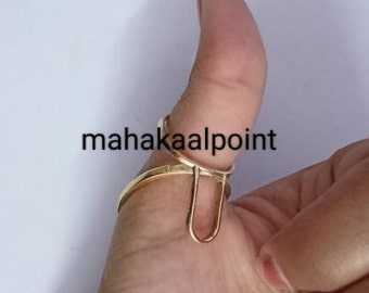 Op de afbeelding: Gouden duimring met een uniek open ontwerp. De ring wordt gedragen op de duim van een hand.