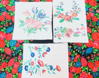 20世紀中期 1950インド カシミール刺繍 シルク壁掛け布 花柄 ヴィンテージ ヴィンテージ ハンド刺繍 3 ピース 刺繍 壁アート 絵画 針付き