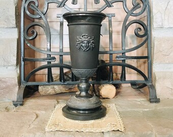 Grande vaso in ghisa degli Dei. Vecchio vaso