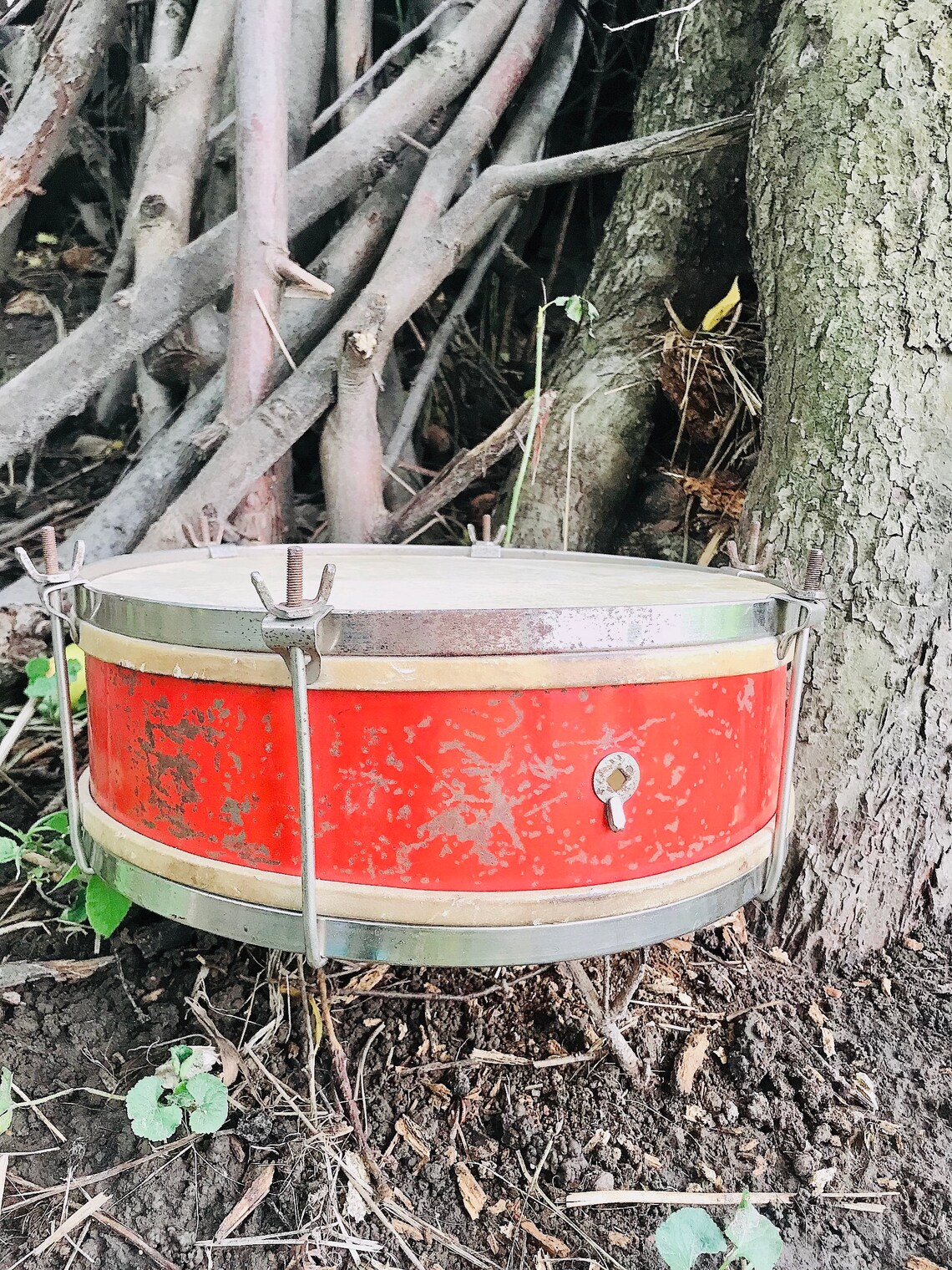 Old pioneer drum USSR. Old USSR drum, children's musical instrument, diameter. Vintage drum, foto 4 di 5