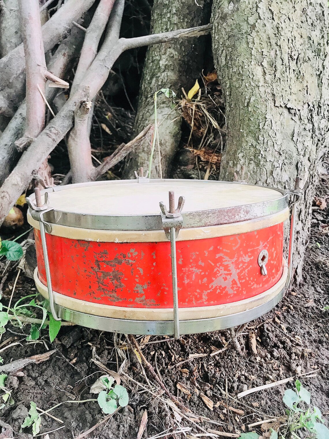 Old pioneer drum USSR. Old USSR drum, children's musical instrument, diameter. Vintage drum, foto 2 di 5