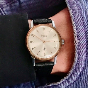 Classico orologio rigoroso da Orologio vintage sovietico