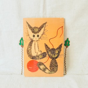 Peinture murale de collection de chats avec boule de coton Personnage de dessin animé soviétique Peinture murale en bois Chambre d’enfants Décor vintage URSS
