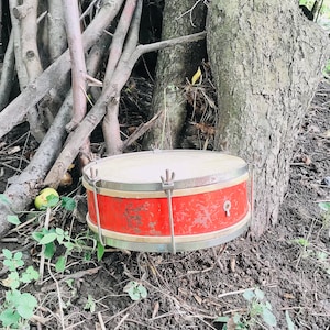 Old pioneer drum USSR. Old USSR drum, children&#39;s musical instrument, diameter. Vintage drum