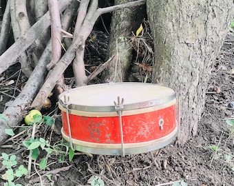 Old pioneer drum USSR. Old USSR drum, children&#39;s musical instrument, diameter. Vintage drum