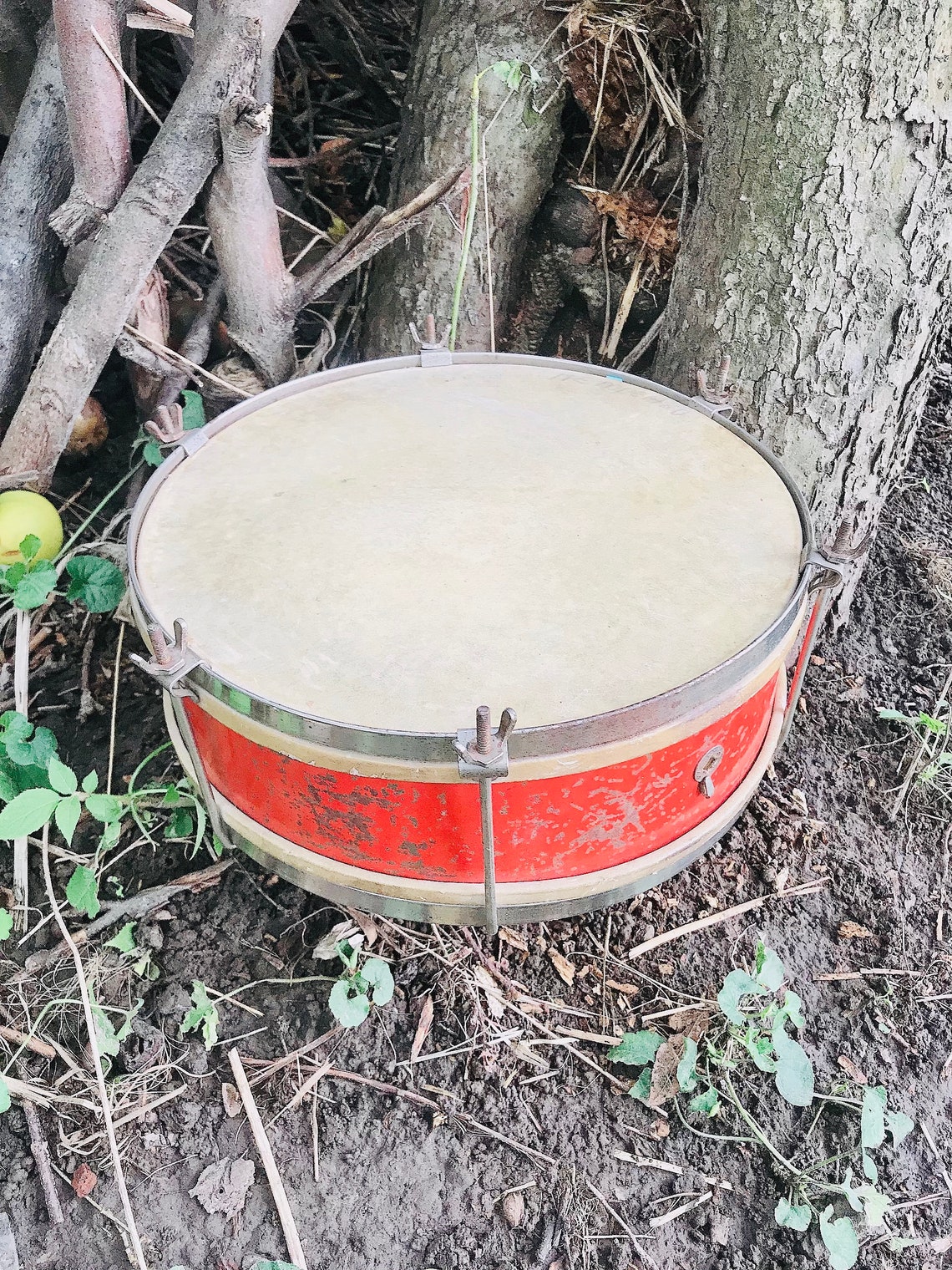 Old pioneer drum USSR. Old USSR drum, children's musical instrument, diameter. Vintage drum, foto 3 di 5