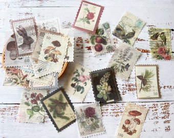 Può includere: Una collezione di francobolli di carta in stile vintage con illustrazioni botaniche e animali. I francobolli presentano immagini di rose, funghi, uccelli e un coniglio, con vari valori numerici e bordi decorativi. La tavolozza dei colori include toni tenui di beige, marrone e verde.
