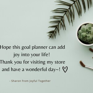 Puede incluir: Fondo azul claro con texto: "&iexcl;Espero que este planificador de objetivos pueda agregar alegr&iacute;a a tu vida! &iexcl;Gracias por visitar mi tienda y que tengas un d&iacute;a maravilloso!" Tambi&eacute;n se ve una peque&ntilde;a maceta con una planta y pinceles.