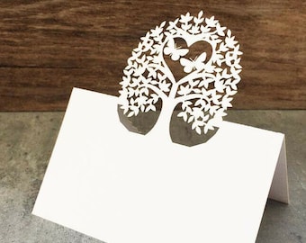 Liefde boom & vlinder plaats instelling naamkaartje | Gepersonaliseerde lasergesneden bruiloft tafelkaart | Parelmoer bruiloft decoratie