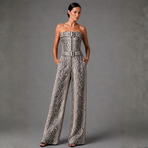Op de afbeelding: Een strapless jumpsuit met een grijs en zwart slangenprintpatroon. Het kledingstuk heeft een aansluitend lijfje met een centrale gesp, een bijpassende riem in de taille en een wijde broek met zijzakken voor een gestructureerd silhouet.