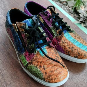 Baskets multicolores en peau de serpent, chaussures de marche décontractées