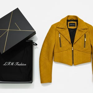 高級マスタードイエローのスネークスキンレザージャケット：レディース用クロップド丈モトスタイルバイカージャケット 画像 3