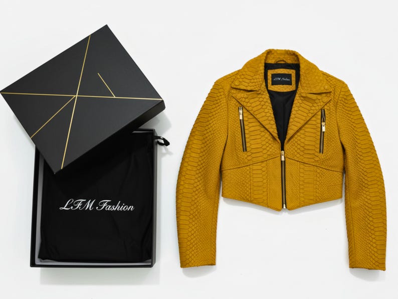 高級マスタードイエローのスネークスキンレザージャケット：レディース用クロップド丈モトスタイルバイカージャケット 画像 3