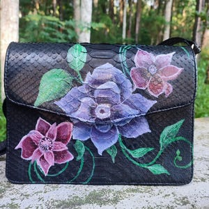 Bolso de piel de serpiente hecho a mano con flores pintadas a mano por mujeres balinesas para apoyar a las mujeres en sus negocios