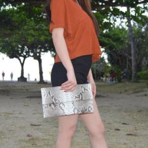 Bolso de mano plegable de piel de serpiente
