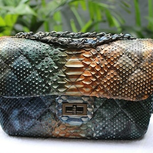 Cartera de mano acolchada para mujer con correa de cadena y piel de serpiente de pitón auténtica