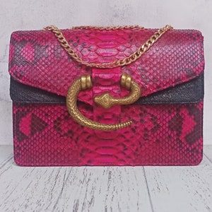 Cartera de mano tipo sobre de piel de serpiente auténtica con correa de cadena cruzada