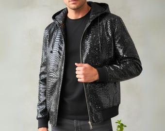 Giacca in pelle di pitone nero: stile con cappuccio staccabile